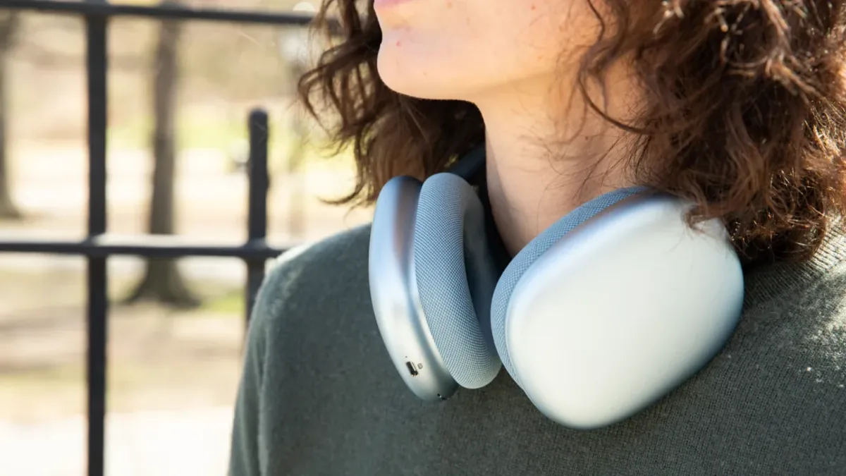 Editorial WebP cover showing premium noise cancelling headphones on sale