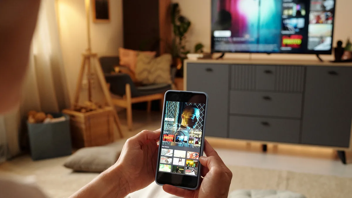 Samsung Galaxy phone using Smart View to cast content to a TV