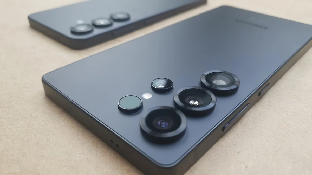 Editorial WebP cover showing a Samsung phone camera stabilization rattle