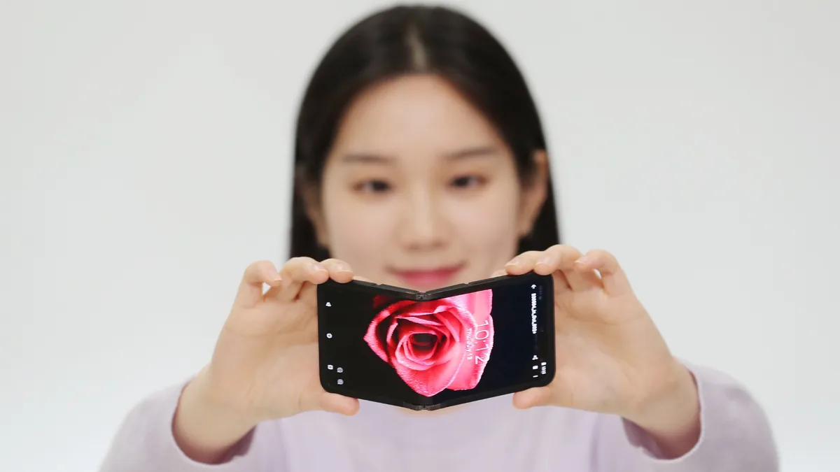 Samsung flexible display concept used for rollable phone launch report