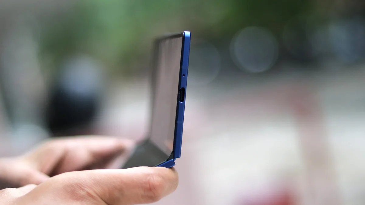 Samsung Galaxy Z Fold image used for thicker UTG crease leak report