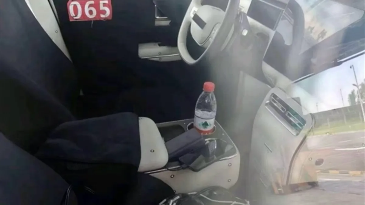 Leaked Xiaomi range extender SUV interior with floating center island